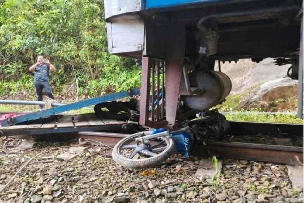 Guru berdepan detik cemas, kereta api rempuh motosikal troli