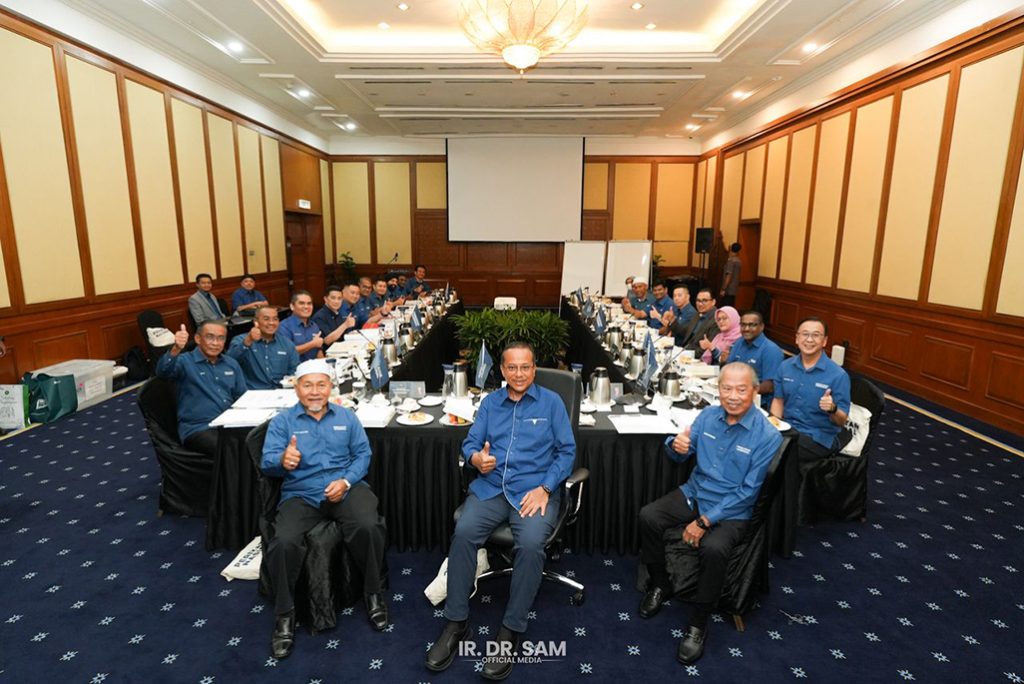 Ahmad Samsuri replaces Hamzah as Opposition Leader