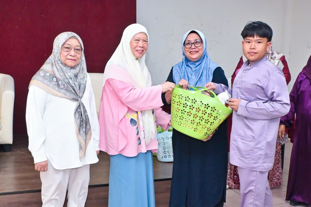 GRS Women distribute food baskets to 30 asnaf in Ramadan drive
