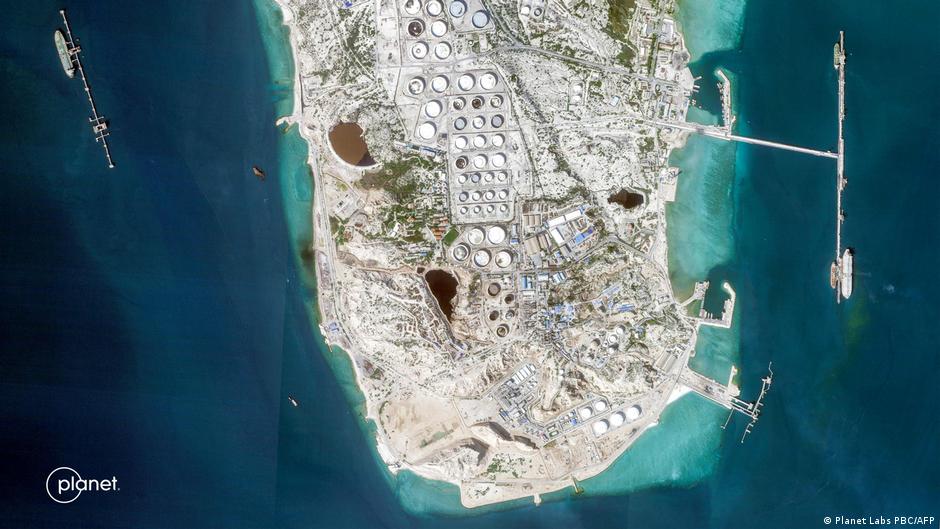 美军打击伊朗石油出口枢纽 特朗普称伊朗已被“彻底击败”