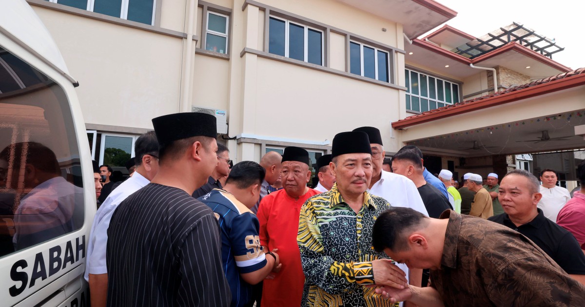 Hajiji tiba di kediaman Allahyarham Bung Moktar, beri penghormatan terakhir