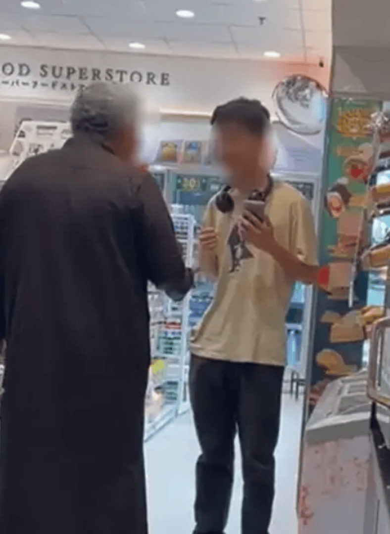 budak bukan muslim ditampar pakcik kerana tidak puasa di family mart