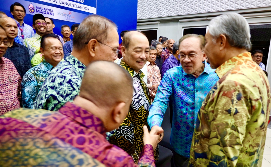 CM raises state issues at national government retreat