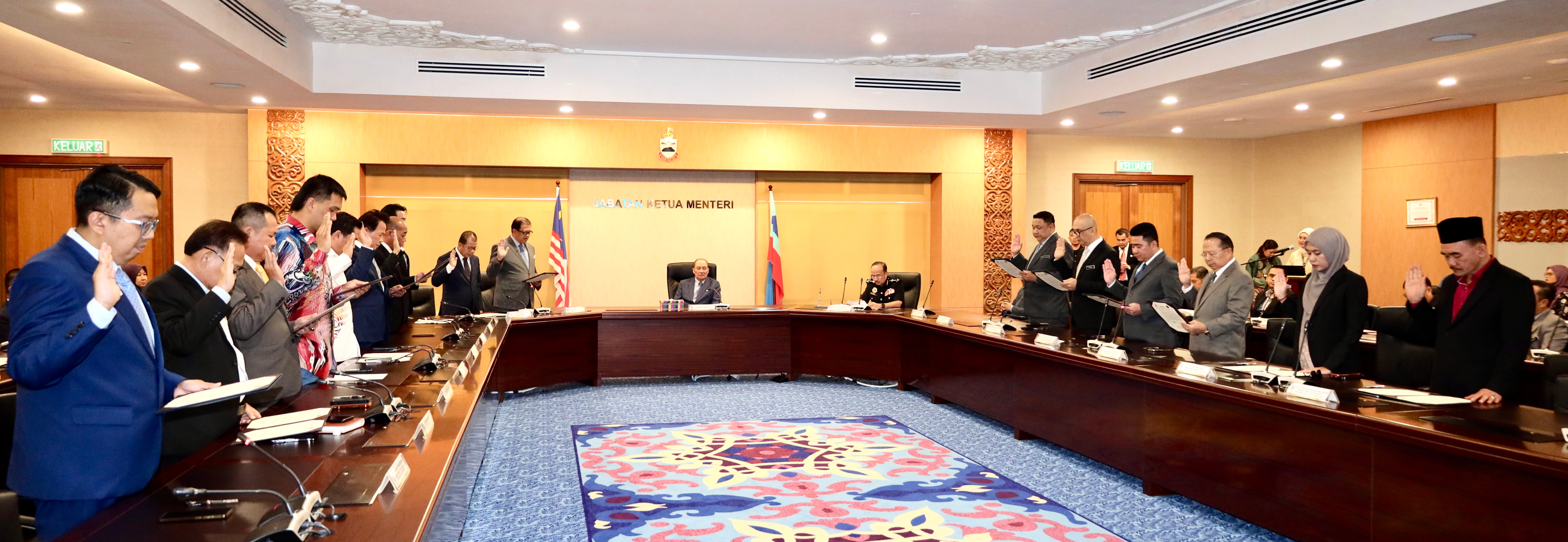 Assistant ministers, political secretaries take corruption-free pledge