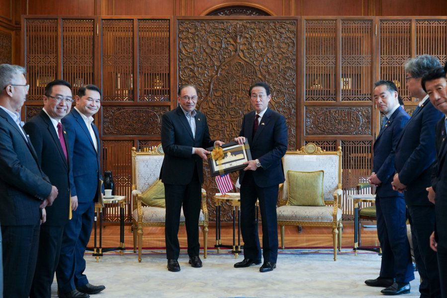 拉菲兹重返工作岗位　陪同安华接待前日相